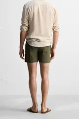 Short de baño negro de tejido técnico, con cintura elástica ajustable con cordón, bolsillos laterales y bolsillo trasero.