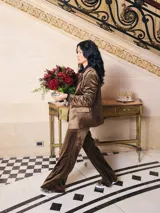 Pantalón Oxford color marrón de simil terciopelo con bolsillos laterales.