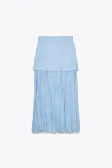 Falda midi celeste con cintura elástica, detalle de tejido combinado plisado y semitransparente.