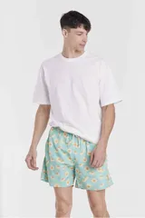 Short de baño celeste con estampado de margaritas amarillas y cordón ajustable en la cintura.