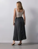 Falda larga de lyocell color celeste, marca Cyrus. Tiene pretina ancha elastizada con lazo ajustable y bolsillos laterales en la costura.