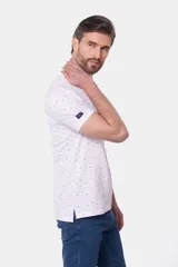 Remera tipo polo blanca estampada con mini print en todo el cuerpo, con botones personalizados y logo en el pecho.