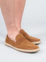 Mocasín gris de descarne con suela de goma y detalle de yute trenzado.