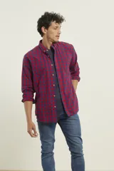 Camisa sport a cuadros color rojo y azul, con cuello buttondown, mangas largas y un bolsillo frontal.