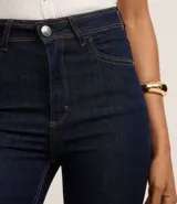 Pantalón de jean azul oscuro, de corte recto, con cintura media, bolsillos y sin estampado.