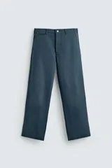 Pantalón relaxed fit color azul petróleo confeccionado en tejido de algodón. Cuenta con bolsillos frontales, bolsillo cerillero y bolsillos traseros de doble vivo. Presenta lavado con efecto rotos. Cierre frontal con cremallera y botón.