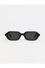 Lentes de sol rectangulares negros con lentes degradadas.