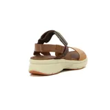 Sandalias de cuero color marrón claro, con plataforma blanca y suela color ladrillo. Tiene una tira ancha sobre los dedos y una pulsera con velcro en el tobillo.