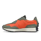 Championes New Balance 327, con capellada de gamuza color verde oliva y detalles en naranja y azul marino.