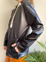 Campera de cuerina negra con capucha y cierre frontal, ideal para un look moderno y urbano.