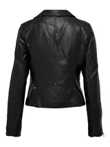 Campera biker corta de efecto cuero negro, con cierre asimétrico frontal, solapas con broches a presión y múltiples cierres metálicos plateados en bolsillos y puños. Presenta detalles acolchados en los hombros y en la parte inferior de las mangas.