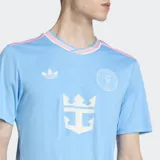 Camiseta de fútbol Adidas del Inter Miami CF, modelo 25/26. Diseño celeste con rayas sutiles y detalles en rosa. Incluye escudo del club, logo de Adidas y nombre y número de Lionel Messi.
