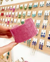 Brazalete rígido color fucsia con efecto marmolado.