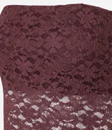 Blusa sin breteles de encaje blanco con escote recto y bajo con puntas diferenciadas.