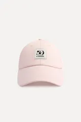 Gorra rosa de algodón con visera y parche bordado con el número 50 y la leyenda "A Coruña".