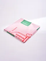 Pareo rectangular con estampado de lata de sardinas, con borde superior verde y logo Guapa!