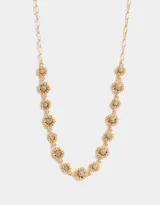 Collar corto dorado con cadena de eslabones y flores con centro plateado.