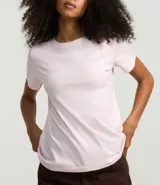 Blusa básica de algodón color tostado, de manga corta con dobladillo y nudo frontal.