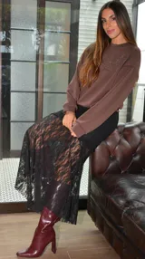 Falda midi de encaje negro con cola de sirena.