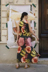 Vestido largo de popelina con estampado floral, cuello redondo, corte semi halter y lazos frontales para atar.