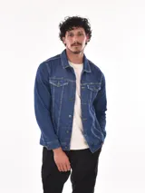 Campera de jean azul con cuello clásico, cierre frontal con botones metálicos, bolsillos con solapa abotonada en el pecho y bolsillos laterales.