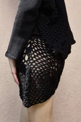 Short tejido a crochet color marrón, con cintura alta y diseño calado en las piernas.