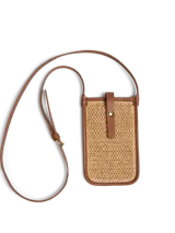 Cartera tipo bandolera color beige, confeccionada en rafia con detalles en cuero sintético color marrón. Presenta cierre con broche y correa ajustable.
