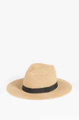 Sombrero de rafia color tostado con cinta negra.