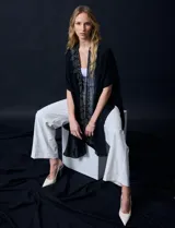 Kimono negro de gasa con apliques de brillos, marca Jessica Mc Clintock.