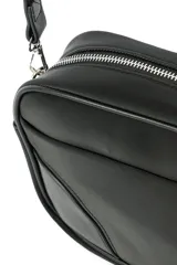 Bandolera rectangular color bordó, con correa larga regulable y detalles en cuero vegano color marrón oscuro en la base.