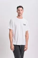 Remera blanca de manga corta con estampa en la espalda que incluye el texto "Snake Club" y la ilustración de una cobra.