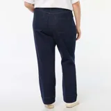 Pantalón de jean de mezclilla oscura, corte wide leg con tiro alto y grandes bolsillos cuadrados visibles en la parte delantera. Presenta dobladillos anchos en los tobillos.