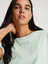 Remera celeste de algodón orgánico, corte slim, cuello redondo, manga corta y etiqueta con micrologo de Calvin Klein en el pecho.