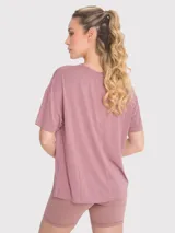 Remera negra oversize de tela fresca y cómoda, con logo pequeño estampado en el pecho.