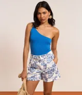 Body de microfibra color azul con diseño de un solo hombro y bretel fino. Presenta un ajuste al cuerpo y cierre en la parte inferior.