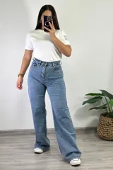 Pantalón jean celeste de tiro alto, corte wide leg y bolsillos delanteros y traseros.