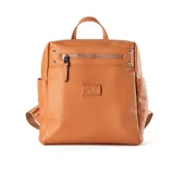 Mochila color habano de símil cuero con acceso superior con cierre. Tiene un bolsillo interno con cierre, dos bolsillos externos abiertos y un bolsillo externo con cierre. Las correas son regulables y los herrajes son plateados. El interior está forrado en tela de algodón y poliéster.