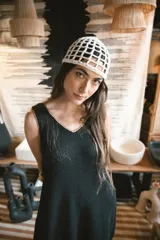 Vestido midi color marrón con textura y flecos en el ruedo, de breteles finos y corte holgado.