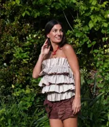 Top strapless con estampado floral, con elástico en la espalda y volados estructurados en la parte delantera.