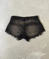 Short de jean negro con efecto desgastado y terminación desflecada.