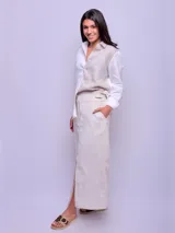 Falda larga color beige de lino con tajo lateral y cintura alta.