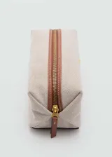 Neceser pequeño color beige con efecto rafia, logo en relieve y cierre de cremallera.