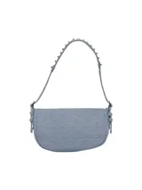 Bolso de hombro azul denim con tachuelas plateadas en el cuerpo y el asa.