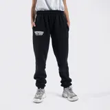 Jogging negro de friza con bolsillos laterales y trasero, con estampado en serigrafía de Peppers Spicy Family.