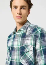 Camisa Wrangler de hombre a cuadros verdes, azules y blancos, de manga larga, con dos bolsillos frontales con cierre de botón y cuello americano.
