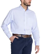 Camisa de hombre celeste a rayas verticales azules, de corte regular, con cuello abotonado, bolsillo en el pecho con logo bordado y mangas largas con puños abotonados.
