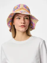 Sombrero tipo bucket de paja tejido a crochet con diseño floral en tonos pastel.