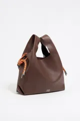 Bolso de mano mediano Bimba y Lola, color marrón, de estructura blanda con asa extraíble y logo metálico.