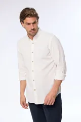 Camisa de lino a rayas, color beige, con cuello mao y corte slim.
