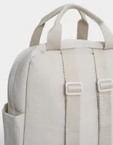 Mochila negra de tela deportiva con doble bolsillo frontal con cierre, correas regulables, cierre superior y tag de goma.